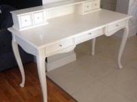 białe biurko z nadstawką