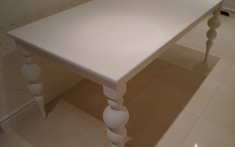 stół z toczonymi nogami